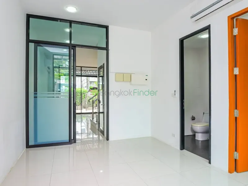 Thonglor, Thonglor, Thailand, 4 Bedroom Bedrooms, 0 ,4 BathroomBathrooms,Town House,For Rent,6892
