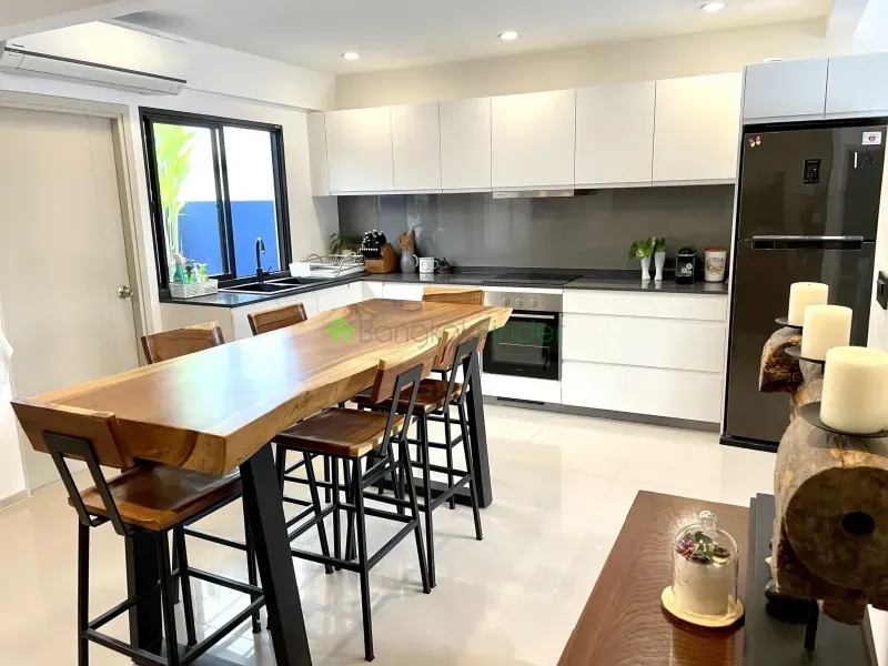 Pattanakarn, Pattanakarn, Pattanakarn, Thailand, 3 Bedroom Bedrooms, 0 ,4 BathroomBathrooms,Town House,For Rent,Pattanakarn,7626