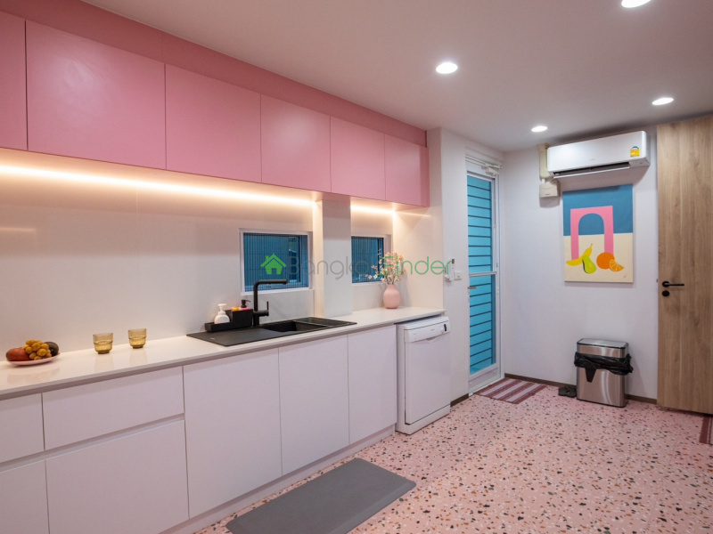 Pattanakarn, Pattanakarn, Bangkok, Thailand, 3 Bedrooms Bedrooms, ,3 BathroomsBathrooms,House,For Rent,Pattanakarn,7720