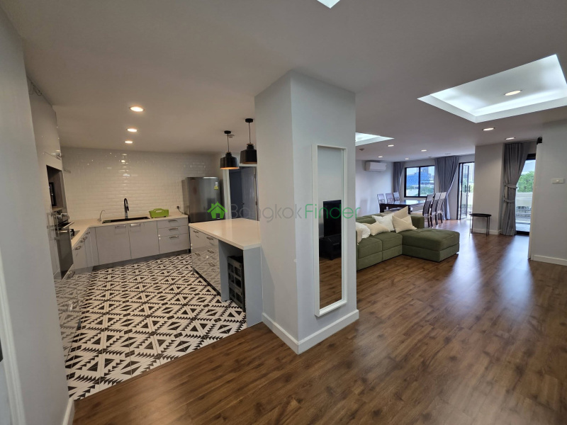 EKkamai, Bangkok, Thailand, 2 Bedrooms Bedrooms, 0 ,2 BathroomsBathrooms,Condo,For Rent,Beverly Hills Mansion,7851